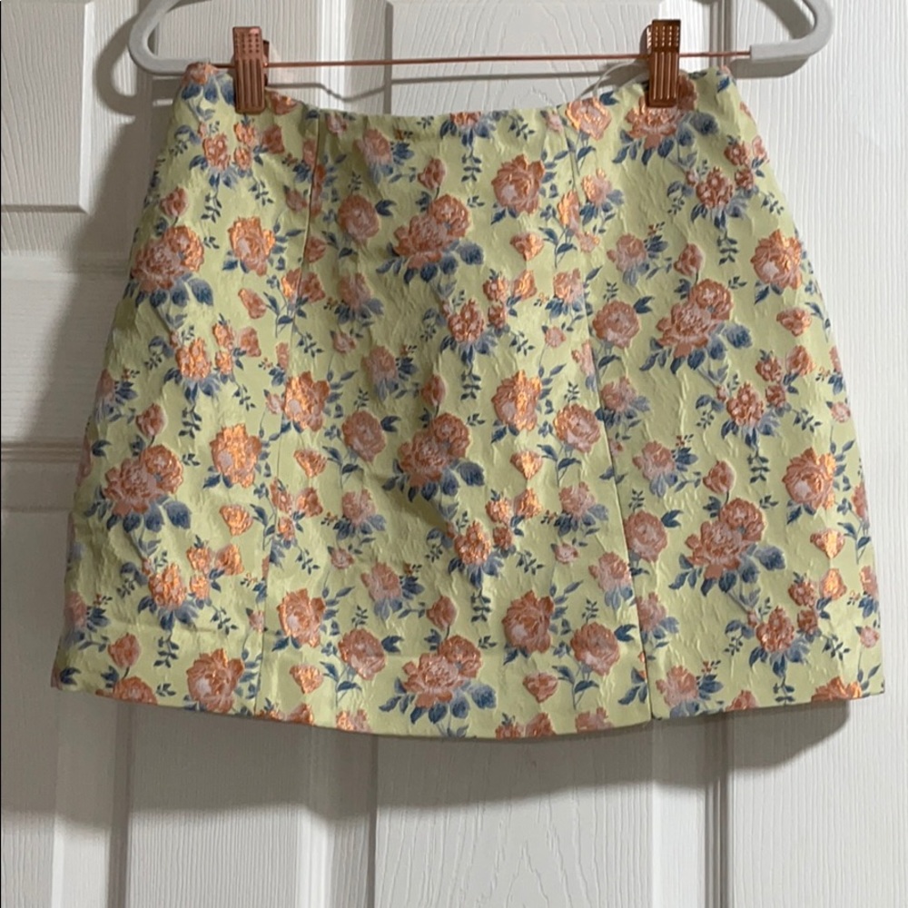 Floral mini skirt. Shine details. Back zipper
